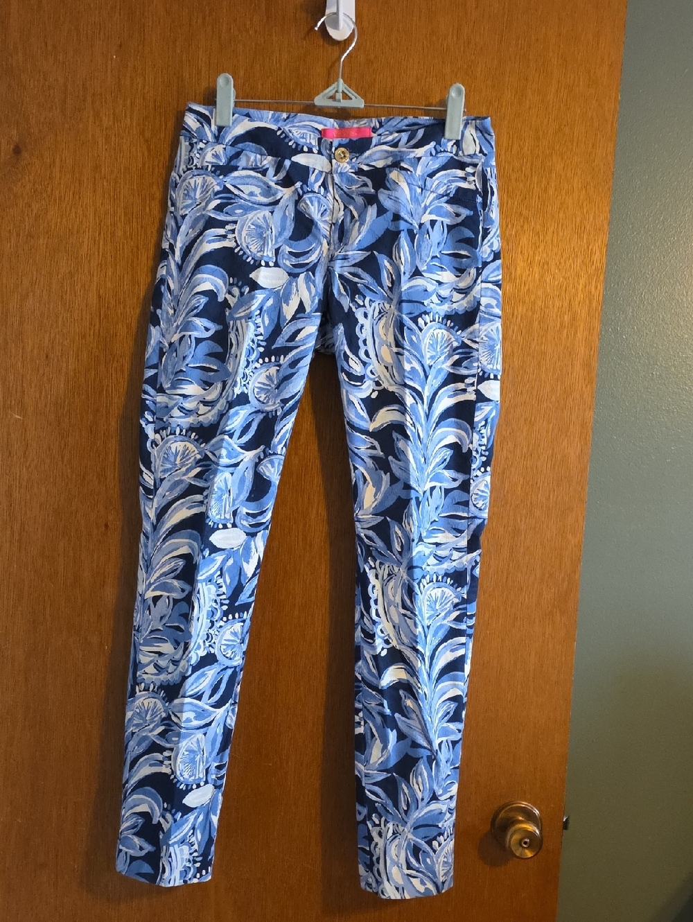 Lilly Pulitzer Blue and White Floral Print Capris Size 2